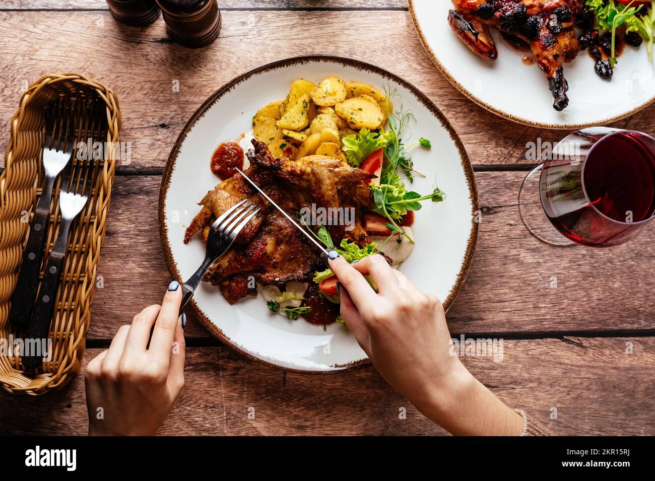 caille grillée avec sauce servie sur une assiette de légumes et h Banque D'Images