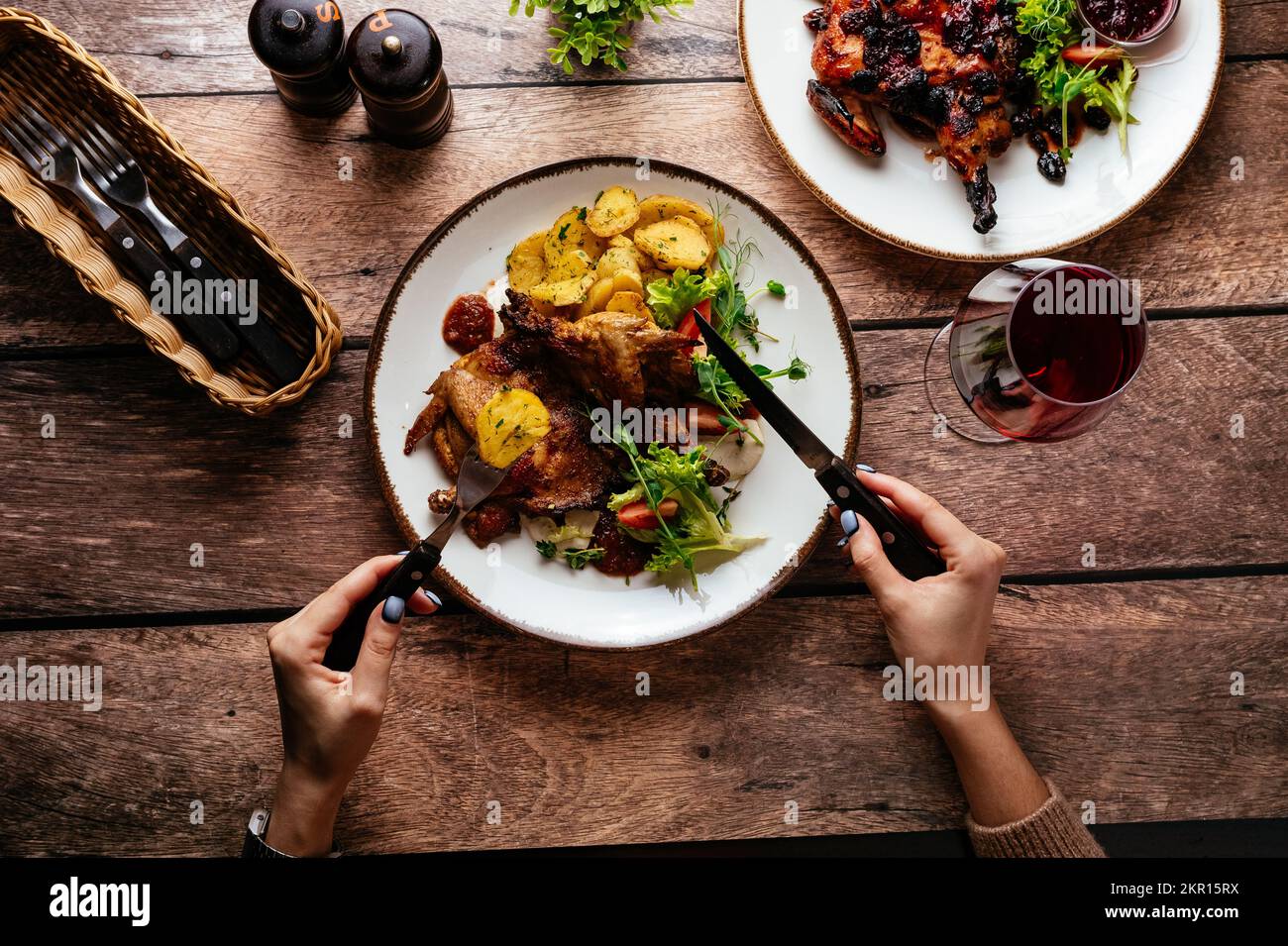 caille grillée avec sauce servie sur une assiette de légumes et h Banque D'Images