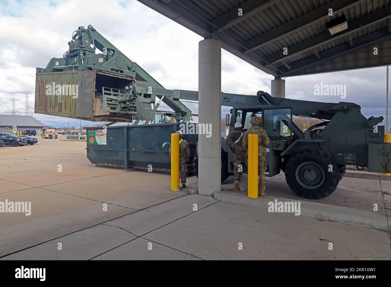 ÉTATS-UNIS Les soldats de la Réserve de l'Armée de terre affectés à la Compagnie de transport de fret intérieur 251st, Commandement du maintien (expéditionnaire) 103rd Elwood, dans l'Illinois, s'entraînent sur un chariot élévateur 10K et sur un porte-conteneur de terrain accidenté lors de leur assemblée de bataille à l'aire d'entraînement de Joliet, Elwood, dans l'Illinois, le 5 novembre 2022. Banque D'Images