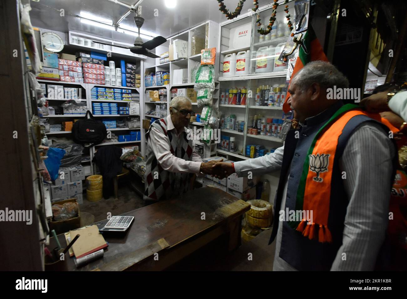 New Delhi, Inde. 28th novembre 2022. NEW DELHI, INDE - NOVEMBRE 28 : le ministre de l'Agriculture et du bien-être agricole de l'Union, Narendra Singh Tomar, fait campagne pour le candidat BJP du quartier n° 75 Jama Masjid Area Asha Verma lors de la campagne de sondages MCD à Delhi sur 28 novembre 2022 à New Delhi, Inde. La commission électorale de l'État de Delhi a annoncé la date de l'élection de la MCD de Delhi sur le 4 décembre 2022. (Photo de Sonu Mehta/Hindustan Times/Sipa USA) crédit: SIPA USA/Alay Live News Banque D'Images