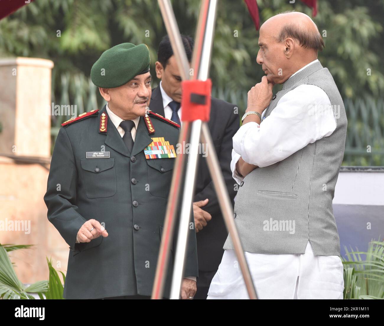 NEW DELHI, INDE - NOVEMBRE 28 : le ministre de la Défense Rajnath Singh s'entretient avec le chef d'état-major de la Défense, le général Anil Chauhan, pendant que le ministre français des forces armées, Sebastian Lecoenu, inspecte la Garde d'honneur tri-service à Sushma Swaraj Bhavan à 28 novembre 2022, à New Delhi, en Inde. L'Inde et la France ont discuté lundi des moyens d'approfondir leurs liens militaires bilatéraux en mettant l'accent sur la coopération industrielle de défense, en faisant pivoter l'initiative Make in India, en augmentant la portée et la complexité des exercices entre leurs forces armées, et en renforçant la coopération maritime dans l'Indo-Pacifique, les responsables fami Banque D'Images