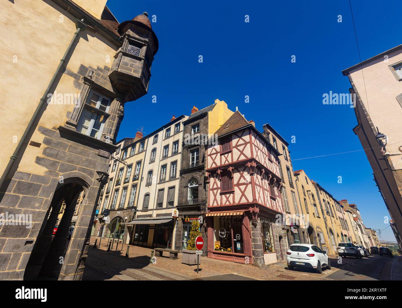 Façades typiques construites avec des pierres volcaniques dans la rue de la tour de l'horloge de Riom, France Banque D'Images