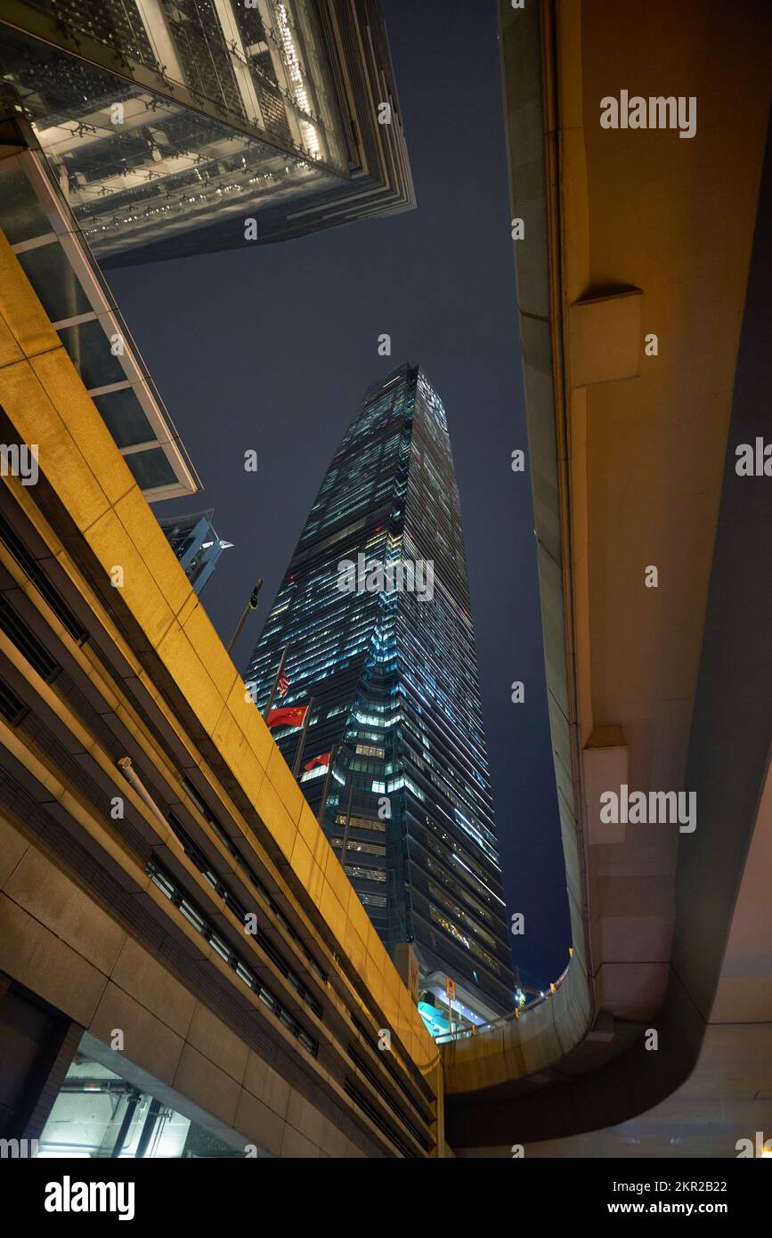 HONG KONG - VERS DÉCEMBRE 2019 : vue sur la rue du Centre de commerce international de Hong Kong. Banque D'Images
