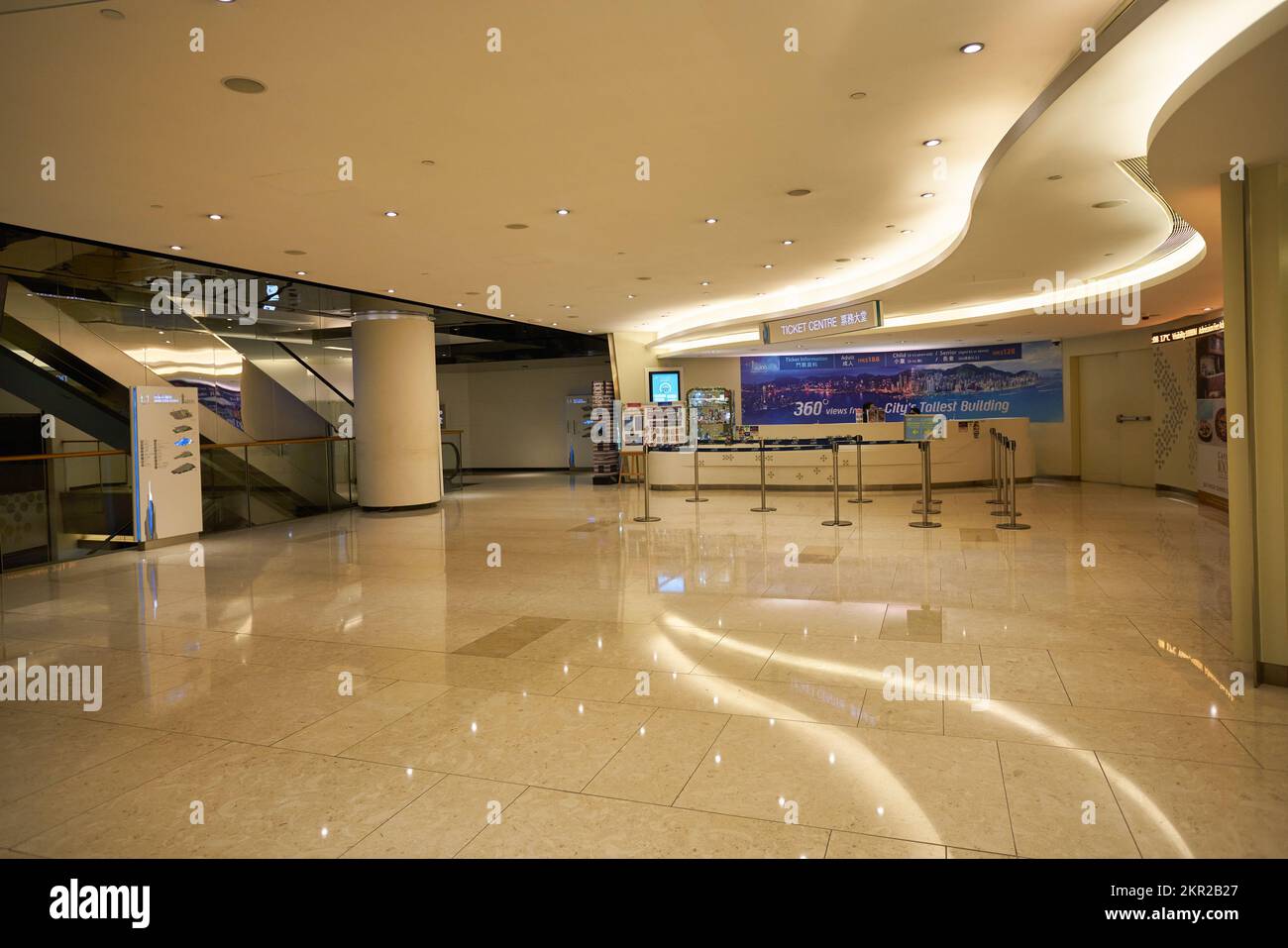 HONG KONG - VERS DÉCEMBRE 2019 : photo intérieure du sky100 Hong Kong observation Deck Ticket Center le 1/F. Banque D'Images