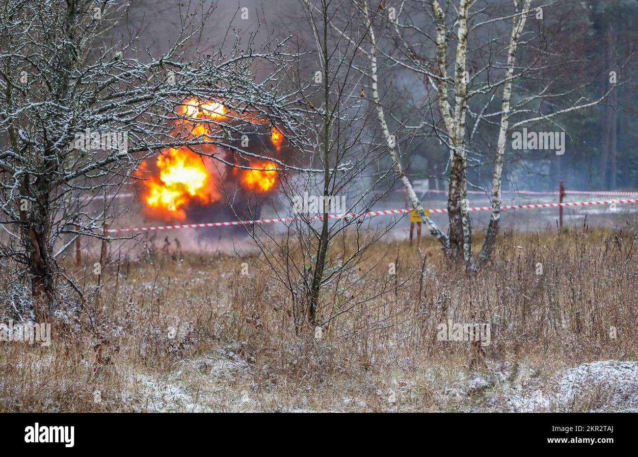 Une explosion d'entraînement confinée a commencé le groupement tactique de l'OTAN renforcé de présence avancée Pologne, composé des États-Unis Soldats de l'armée affectés au bataillon Alpha Company 3rd, 8th Cavalry Regiment, 3rd Armored Brigade combat Team, 1st Cavalry Division (3-1 ABCT) sous le contrôle opérationnel de la 1st Infantry Division (1 ID), soldats affectés à la 20th Brigade mécanisée polonaise, Et les Royal Landers, troupe du Prince de Galles, dans un exercice d'entraînement d'assaut amphibie pendant l'exercice d'entraînement de Bull Run à Bemowo Piskie, Pologne, 25 novembre 2022. L'ABCT 3-1 est parmi les autres unités affectées à l'ID 1, fièrement Banque D'Images