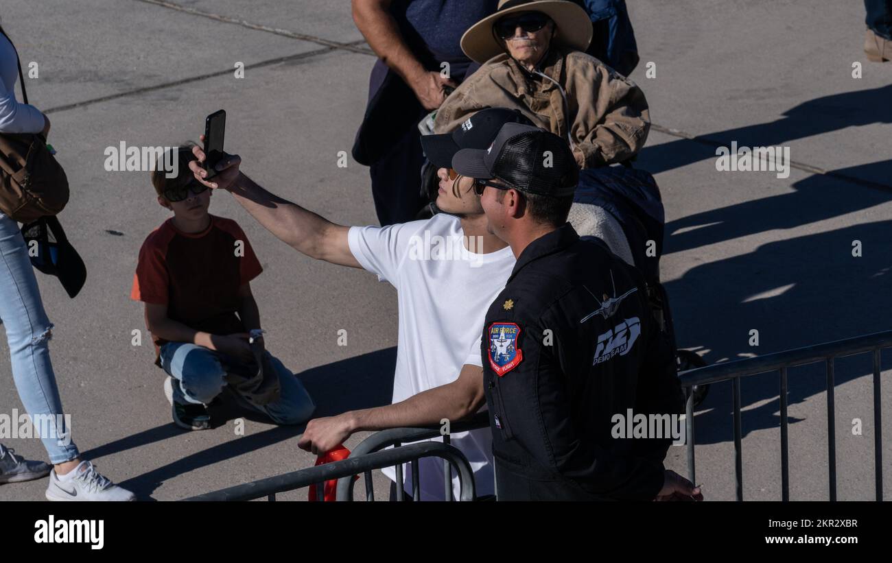 Un fan prend une photo avec un membre de l'équipe de démonstration F-22 Raptor lors de l'Aviation Nation 2022 le 6 novembre 2022, à la base aérienne de Nellis, Nevada. Le F-22 Raptor associe furtivité, vitesse de croisière, maniabilité et avionique intégrée, associé à une meilleure capacité de maintien, représente un bond exponentiel dans les capacités de combat. Banque D'Images