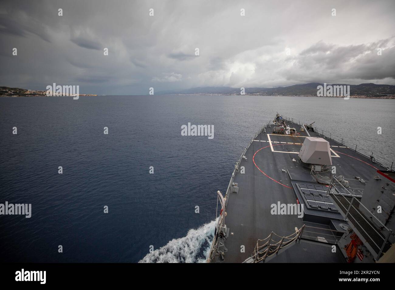 DÉTROIT DE MESSINE (20 novembre 2022) le destroyer à missiles guidés de la classe Arleigh Burke USS Roosevelt (DDG 80) traverse le détroit de Messine, 20 novembre 2022. Roosevelt est en cours de déploiement aux États-Unis Marine Forces Europe zone d'opérations, employée par les États-Unis Sixième flotte pour défendre les intérêts des États-Unis, des alliés et des partenaires. (É.-U. Navy photo by Mass communication Specialist 2nd Class Danielle Baker/Released) Banque D'Images