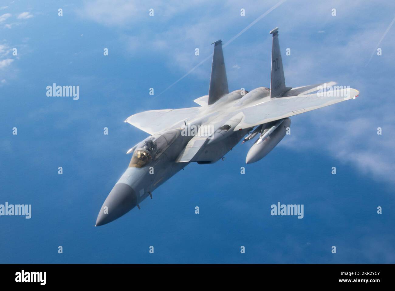 A ÉTATS-UNIS L'aigle F-15C de la Force aérienne affecté à l'escadre 18th vole à côté d'un KC-135 Stratotanker au-dessus de l'océan Pacifique, le 22 novembre 2022. La supériorité aérienne de l'Eagle a été obtenue grâce à un mélange de maniabilité et d'accélération sans précédent, de portée, d'armes et d'avionique. (É.-U. Photo de la Force aérienne par Airman 1st classe Tylir Meyer) Banque D'Images