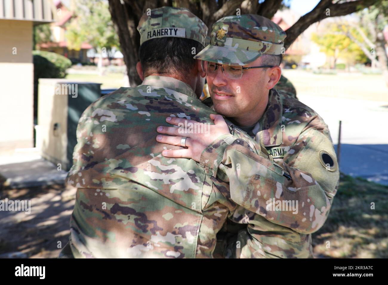 ÉTATS-UNIS Le colonel de l'armée Michael P. Flaherty, à gauche, commandant de l'équipe de combat de la Brigade d'infanterie de 37th, et les États-Unis Le Maj. De l'armée Nathan Dana, à droite, officier du renseignement affecté au quartier général et à l'équipe de combat de la brigade d'infanterie 37th, embrasse à la suite d'une cérémonie de promotion à fort Bliss, Texas, le 6 novembre 2022. Au cours de la cérémonie, Dana, aux côtés des États-Unis CPT de l'armée. Robert Boring, également de l'IBCT de 37th, a été reconnu pour son patriotisme continu, sa vaillance, sa fidélité et son dévouement envers les États-Unis, son peuple et son Armée, et a été promu au rang de major. Banque D'Images