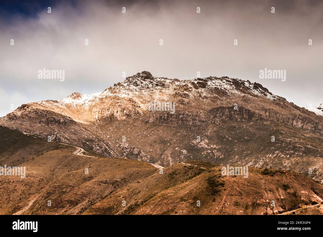 Des œuvres d'art horizontales sur une splendide chaîne de montagnes enneigée par le gel de moyens majestueux. Gormanston, Tasmanie occidentale, Australie Banque D'Images