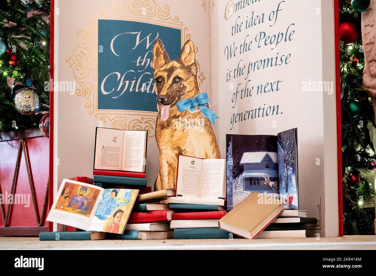 Washington, États-Unis. 28th novembre 2022. Un ensemble de livres dans la salle à manger de l'État avec une découpe du commandant Biden sur certains à un aperçu des décorations de vacances à la Maison Blanche. Crédit : SOPA Images Limited/Alamy Live News Banque D'Images