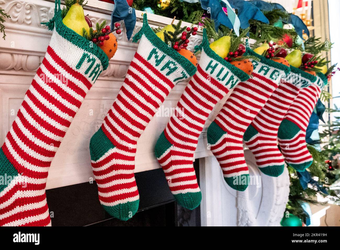 Washington, États-Unis. 28th novembre 2022. Bas suspendus d'une cheminée dans la salle à manger de l'État à un aperçu des décorations de vacances à la Maison Blanche. Crédit : SOPA Images Limited/Alamy Live News Banque D'Images