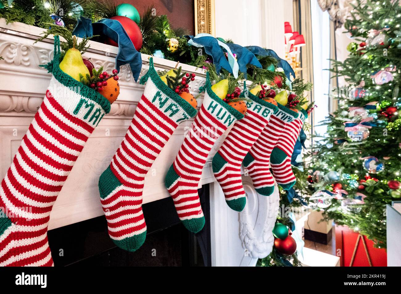 Washington, États-Unis. 28th novembre 2022. Bas suspendus d'une cheminée dans la salle à manger de l'État à un aperçu des décorations de vacances à la Maison Blanche. Crédit : SOPA Images Limited/Alamy Live News Banque D'Images