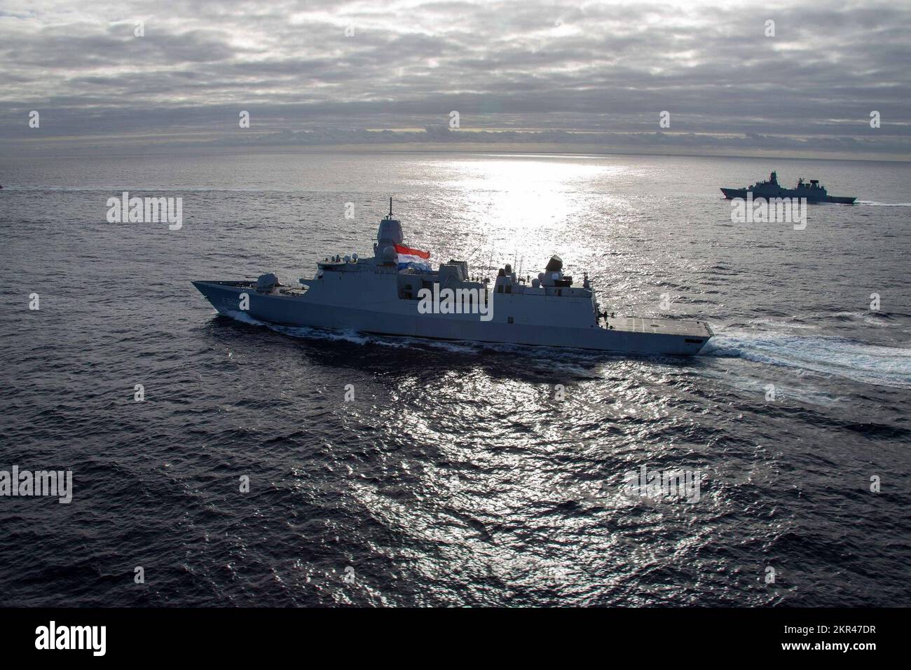 La frégate danoise HDMS Peter Willemoes (FFH 362) et la frégate néerlandaise HNLMS de Zeven Provincien (F 802) se forment dans l'océan Atlantique, le 7 novembre 2022. L'exercice Silent Wolverine est une conduite américaine, Exercice d'entraînement combiné qui teste les capacités des porte-avions de classe Ford grâce à des scénarios de guerre navale haut de gamme intégrés aux côtés d'alliés participants dans l'océan Atlantique est. Le groupe de grève des transporteurs Gerald R. Ford effectue son premier déploiement aux États-Unis Zone d'opérations des forces navales en Europe. Banque D'Images