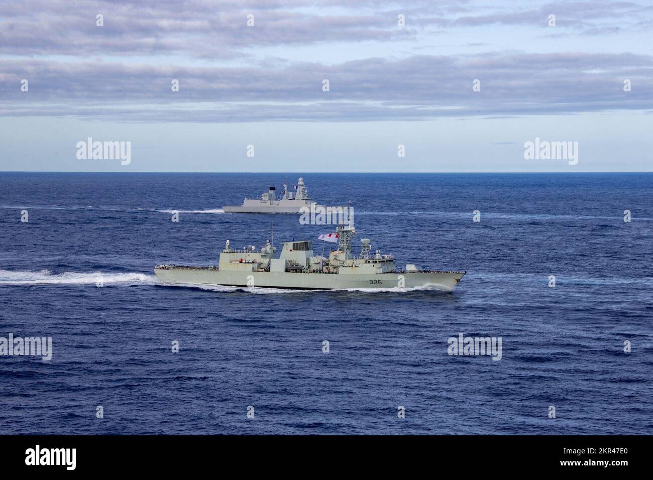 La frégate française FS Chevalier Paul (D 621) vole dans l'océan Atlantique en formation avec la frégate canadienne NCSM Montréal (FFH 336), le 7 novembre 2022. L'exercice Silent Wolverine est un exercice d'entraînement combiné dirigé par les États-Unis qui teste les capacités des porte-avions de classe Ford grâce à des scénarios de guerre navale haut de gamme intégrés aux côtés d'alliés participants dans l'océan Atlantique est. Le groupe de grève des transporteurs Gerald R. Ford effectue son premier déploiement aux États-Unis Zone d'opérations des forces navales en Europe. Banque D'Images