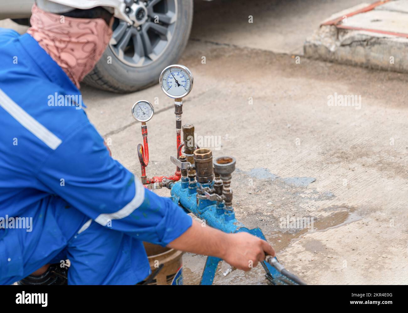 Le technicien utilise le compresseur d'azote pour contrôler le fonctionnement de la soupape de sécurité en vue d'un essai annuel en usine. Banque D'Images