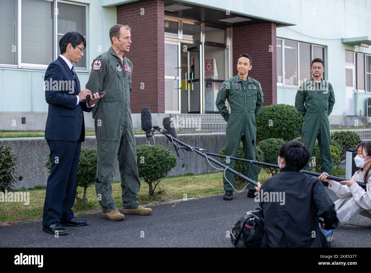 ÉTATS-UNIS Le lieutenant-colonel Craig Van Beusekom de la Force aérienne, à gauche, commandant du 67th Escadron de chasseurs, parle lors d'une conférence de presse en tant que lieutenant-colonel Tomonori Okubo de la Force aérienne du Japon, au milieu, commandant du 6th Escadron de chasseurs de la JASDF, Et le lieutenant-colonel Akira Tsukisawa, à droite, commandant de l'escadron de combat JASDF 8th, écoutez la musique à la base aérienne de Tsuiki de la Force d'autodéfense aérienne du Japon, Fukuoka (Japon), le 8 novembre 2022. Le programme de relocalisation de la formation à l'aviation a permis aux forces américaines et de la JASDF de renforcer les relations et de développer la confiance mutuelle, ce qui a finalement permis de renforcer l'Alliance de sécurité entre les États-Unis et le Japon. Banque D'Images