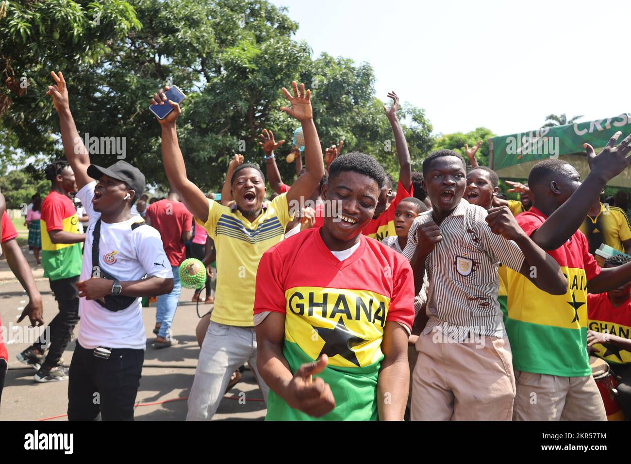 Accra, Ghana. 28th novembre 2022. Les fans de football célèbrent la victoire de l'équipe nationale ghanéenne sur la Corée du Sud lors de la coupe du monde de la FIFA Qatar à Accra, Ghana, le 28 novembre 2022. Credit: Seth/Xinhua/Alay Live News Banque D'Images