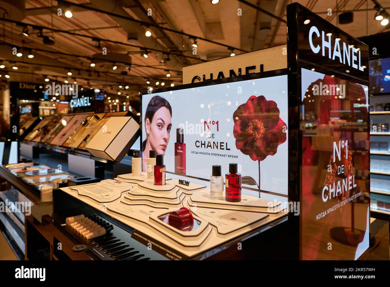 SAINT-PÉTERSBOURG, RUSSIE - VERS SEPTEMBRE 2022 : produits Chanel exposés dans la boutique Gold Apple du centre commercial Nevsky. Gold Apple est un Russi Banque D'Images