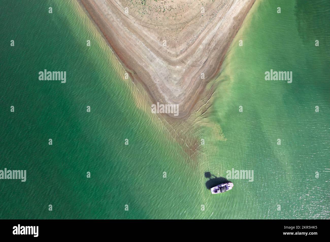 Vue aérienne de l'île entourée par la mer ou l'océan, le bateau flotte dans l'eau. Paysage coloré avec belle nature. Tourisme, voyages. Banque D'Images