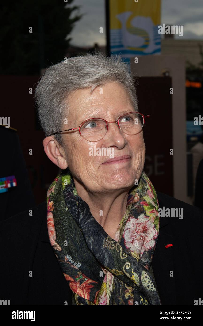 Geneviève Darrieussecq vue lors de la visite à l'institut médico-éducatif Leo Lagrange. Geneviève Darrieussecq (ministre des personnes handicapées) et Charlotte Caubel (secrétaire d'État à l'enfance) ont inauguré l'Institut d'éducation Léo Lagrange Medico (IME) à la Seyne-sur-Mer (Var). Il s'agit d'une structure innovante car elle est située directement dans une école classique, permettant un mélange entre les cinquante enfants handicapés âgés de 4 à 12 ans et tous les autres élèves. Banque D'Images