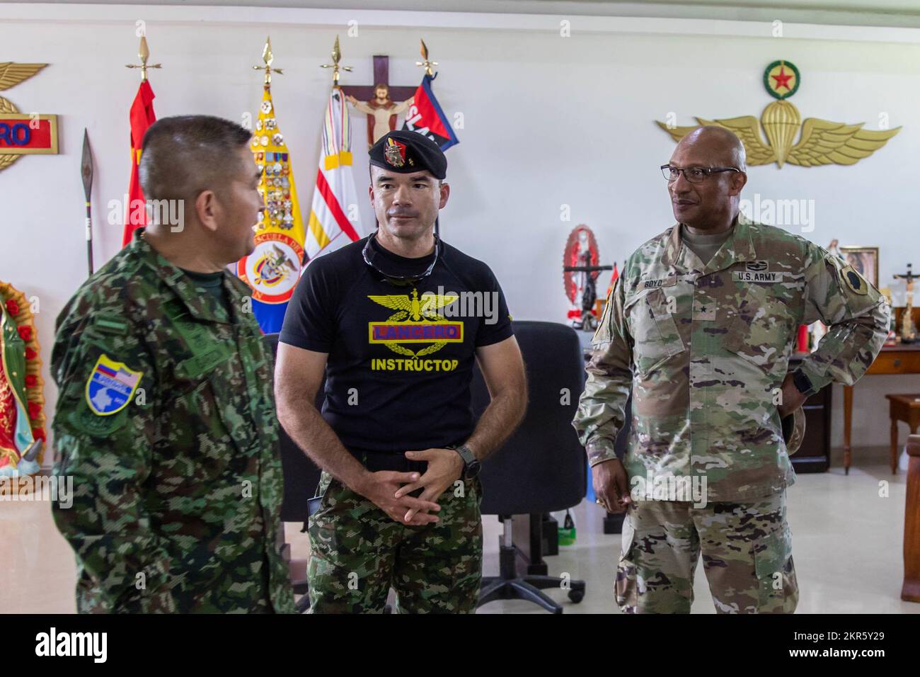 ÉTATS-UNIS Armée Brig. Le général Rodney Boyd, Adjutant général adjoint de la Garde nationale de l'Illinois, et le Brig de l'armée colombienne. Général Hernando Garzon Rey, États-Unis Commandant adjoint de l'Armée du Sud - interopérabilité, rencontrer le deuxième commandant de l'École Lancero, le Maj. Antonio Chavez, lors de l'exercice Southern Vanguard 23, le 8 novembre 2022, à la base militaire de Tolemaida, en Colombie. L'exercice Southern Vanguard est américain Le premier exercice d'entraînement de l'Armée du Sud se déroule aux niveaux opérationnel et tactique afin d'accroître l'interopérabilité entre les forces des États-Unis et de l'hémisphère occidental. THI Banque D'Images