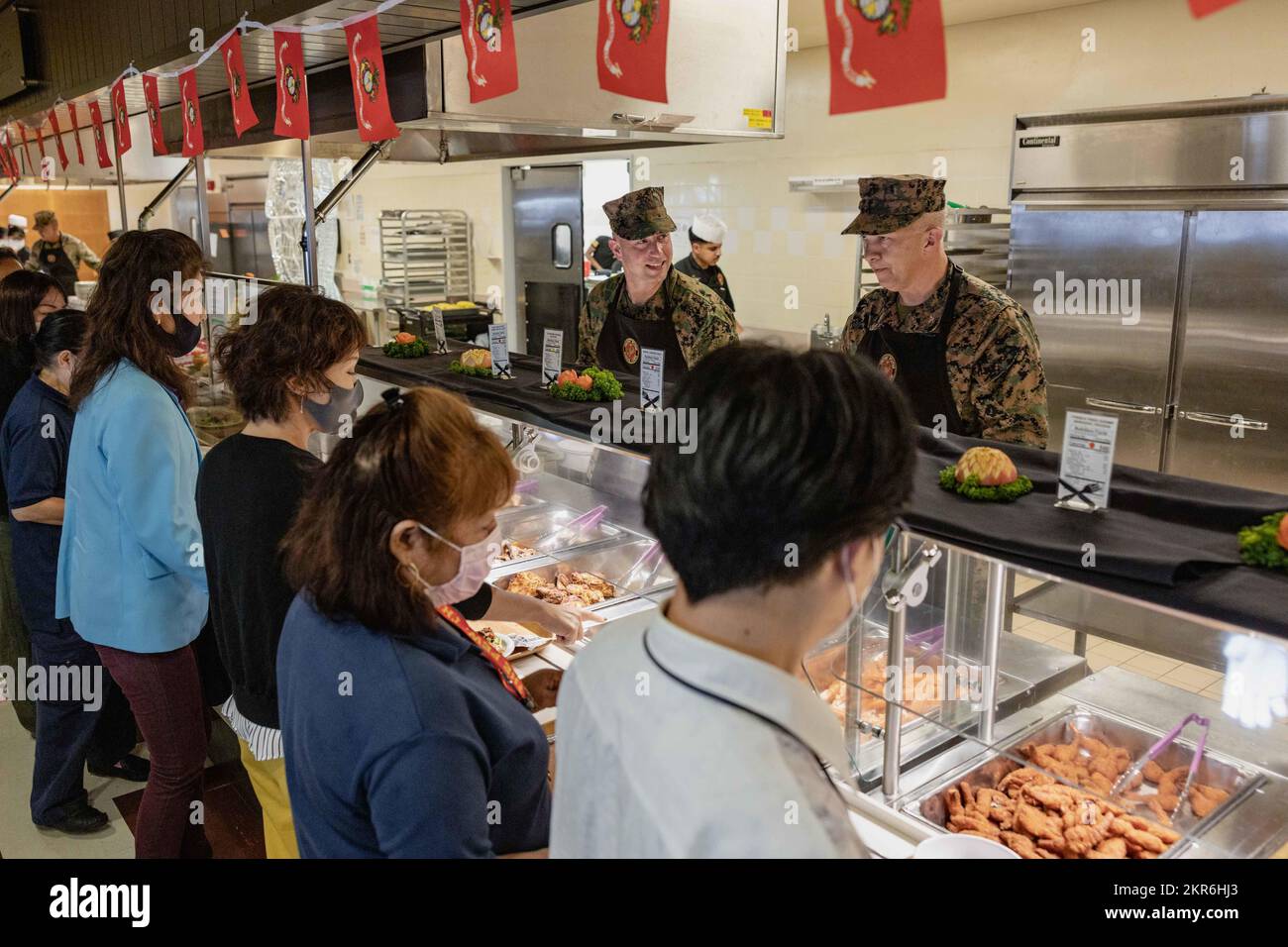 ÉTATS-UNIS Le Sgt. Anthony Easton du corps des Marines, à gauche, le sergent-major des installations du corps des Marines du Pacifique, et le colonel Jeffrey Hammond, à droite, le commandant adjoint du MCIPAC, servent de la nourriture aux participants lors de la célébration du repas d'anniversaire du corps des Marines au Camp Foster, à Okinawa, au Japon, le 9 novembre 2022. Le Camp Foster mess Hall a tenu le repas pour célébrer l'anniversaire de 247th du corps des Marines. Banque D'Images