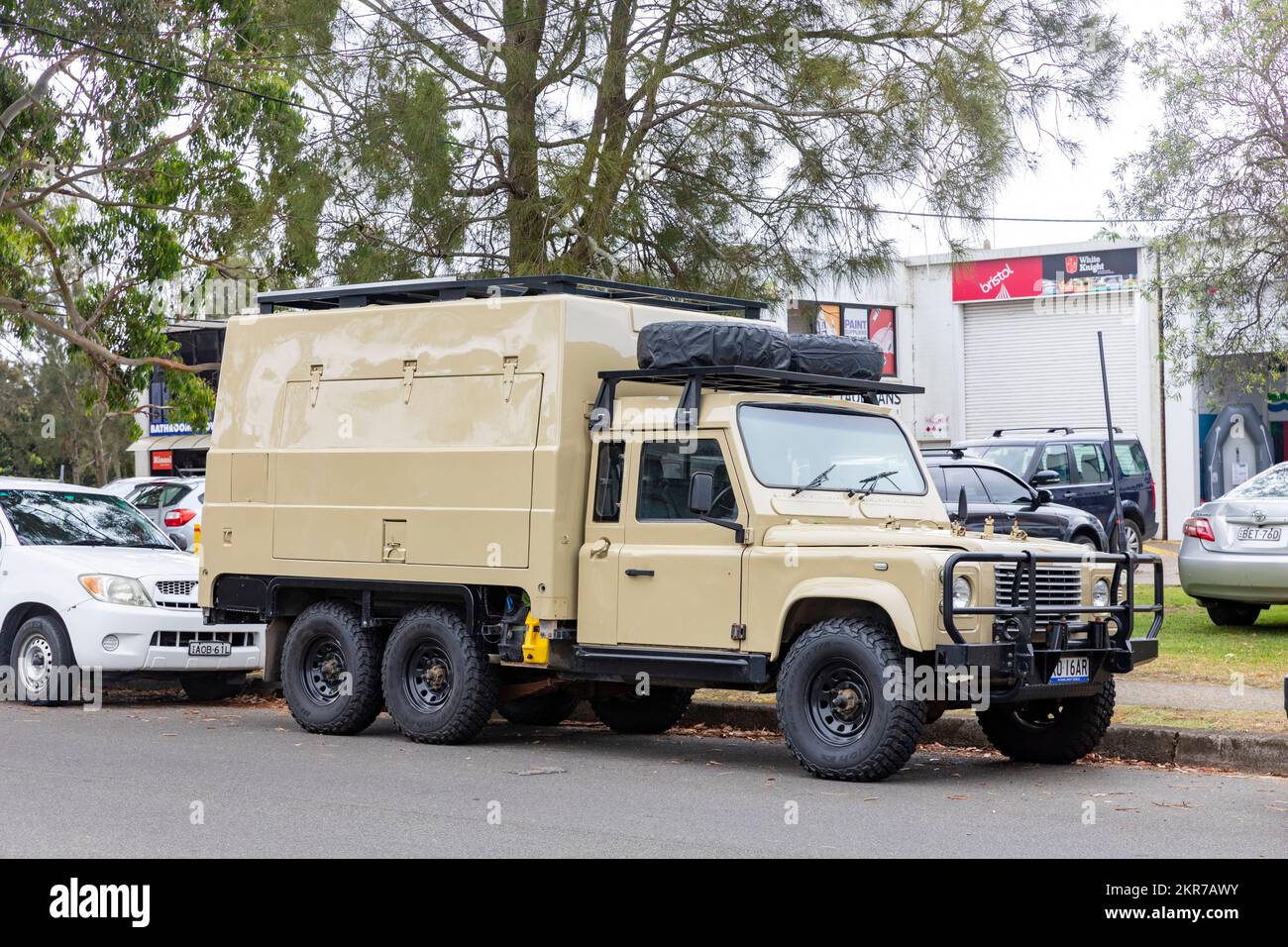 Land Rover Defender fortement modifié est devenu un camion de transport de marchandises lourdes à six roues 6, Mona Vale, Sydney, Nouvelle-Galles du Sud, Australie Banque D'Images