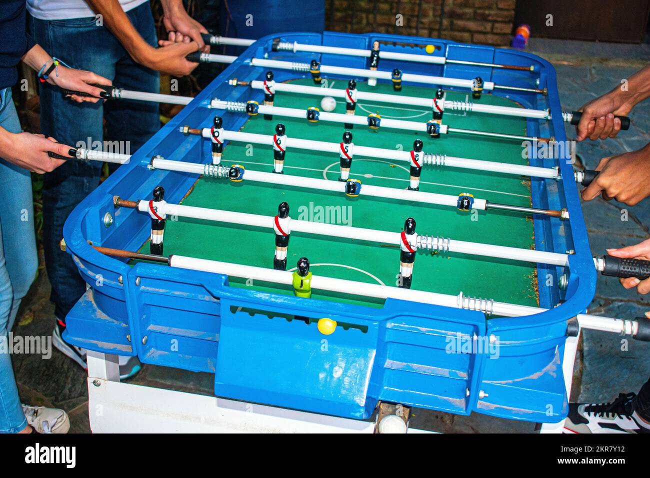 Metegol, futbolín, futbolito. Jeu de baby-foot avec les joueurs de River plate et Boca Juniors. Buenos Aires, Argentine. Banque D'Images