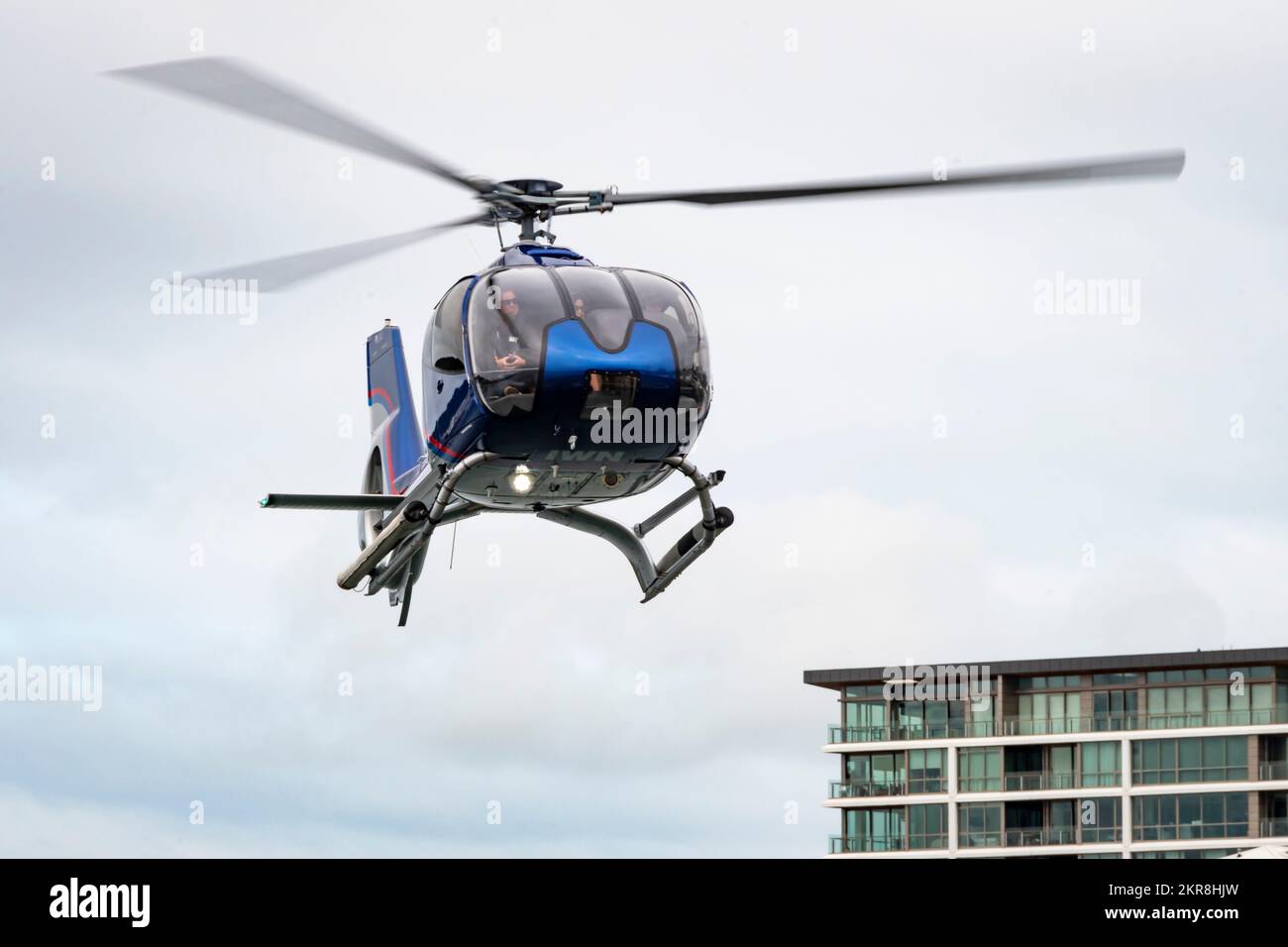 Hélicoptère survolant à basse altitude près des bâtiments de la ville, Wellington, Île du Nord, Nouvelle-Zélande Banque D'Images