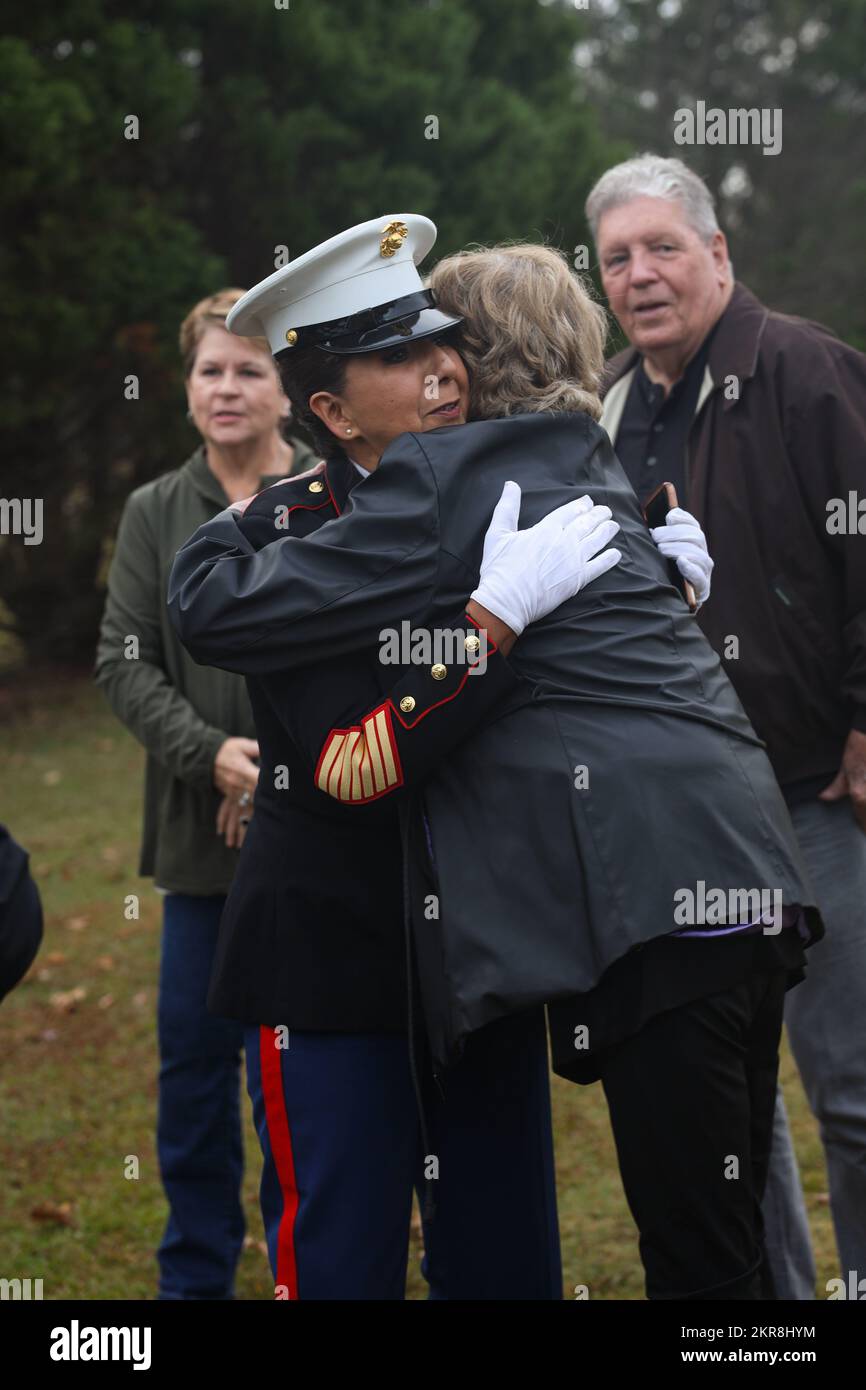 Retraité des États-Unis Le Sgt. Yolanda M. Mayo, officier adjoint des  opérations des Services communautaires du corps maritime, Camp Lejeune,  épouse un membre de la famille du défunt Sgt. Le Maj. Thomas