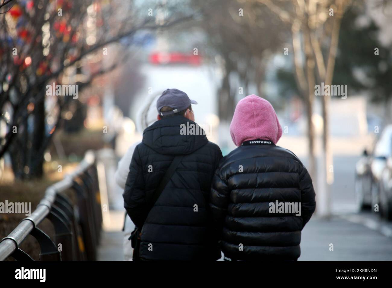 SHENYANG, CHINE - 29 NOVEMBRE 2022 - les voyageurs portent des vêtements d'hiver épais pour se maintenir au chaud, car la température la plus basse atteint -16 C à Shenyang, Liaoni Banque D'Images