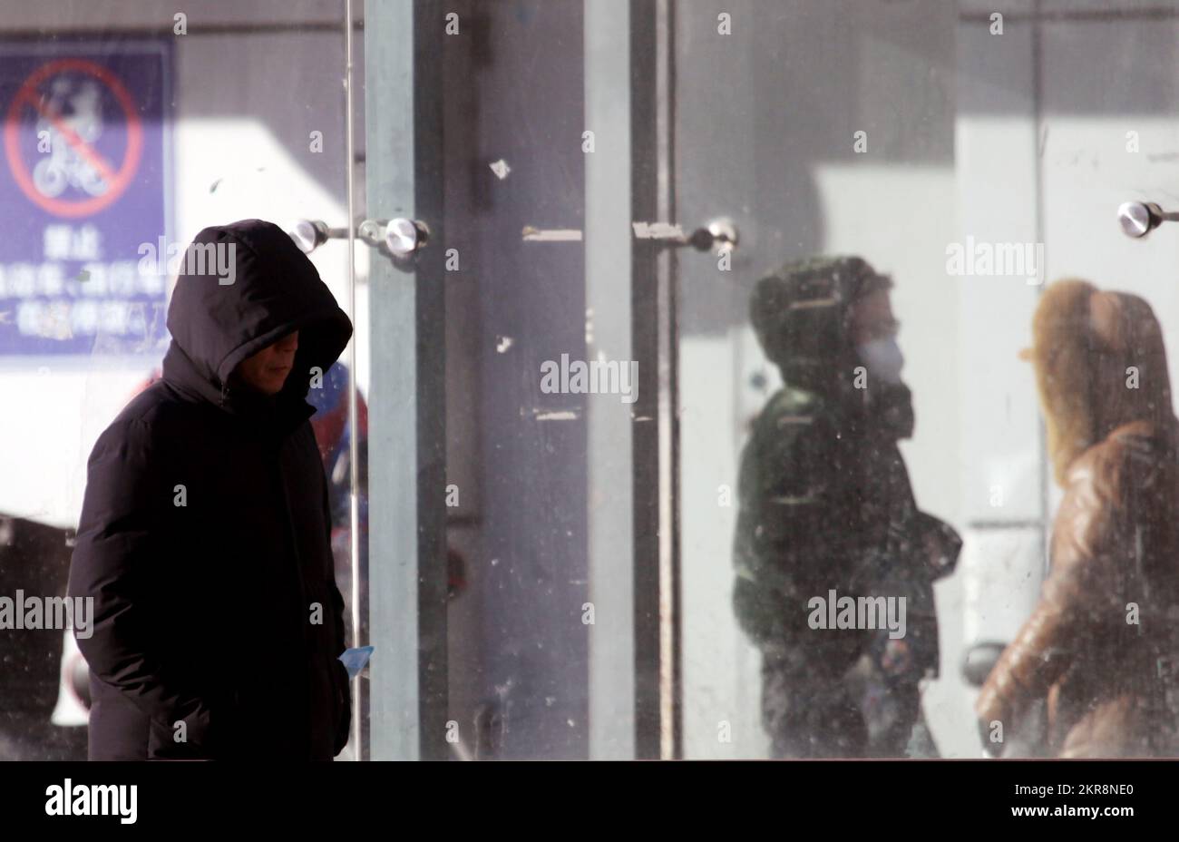 SHENYANG, CHINE - 29 NOVEMBRE 2022 - les voyageurs portent des vêtements d'hiver épais pour se maintenir au chaud, car la température la plus basse atteint -16 C à Shenyang, Liaoni Banque D'Images