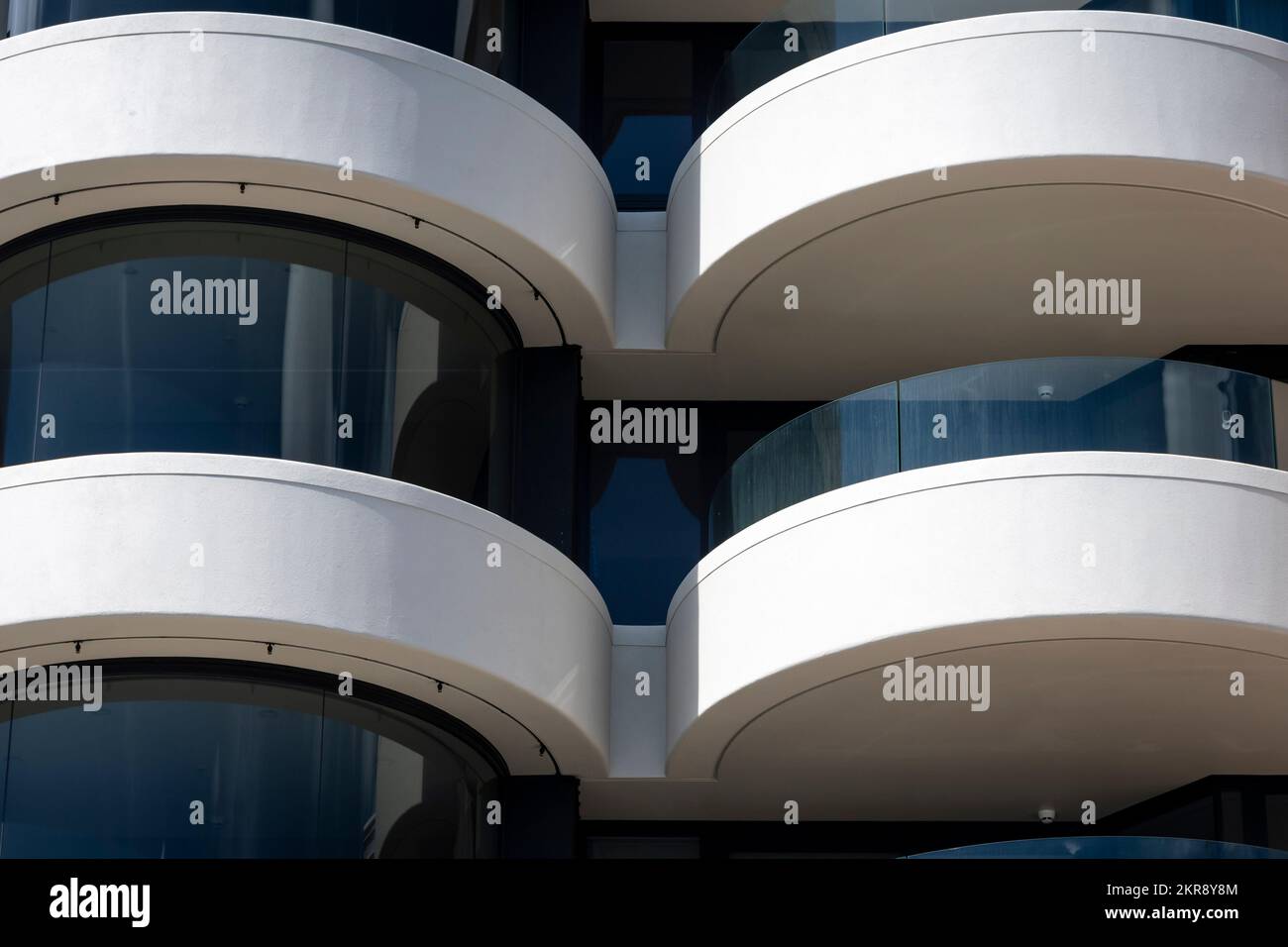 Balcons incurvés sur un immeuble d'appartements à Oriental Bay, Wellington, île du Nord, Nouvelle-Zélande Banque D'Images