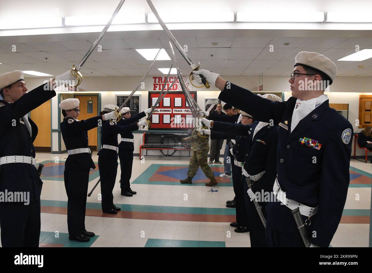 Les cadets du corps d'instruction des officiers de réserve juniors de l'école secondaire Ben Eielson (JROTC) présentent leurs épées créant une entrée d'arcade pour que les anciens combattants puissent se promener pendant le déjeuner de la journée des anciens combattants du SH Ben Eielson, le 10 novembre 2022. Les militaires actifs, les gardiens, les retraités, y compris le personnel scolaire qui sont des retraités militaires, et les familles militaires étaient présents. Les membres de l'escadron de préparation logistique 168th de la Garde nationale aérienne de l'Alaska ont préparé un petit-déjeuner pour les anciens combattants militaires lors de l'événement local. Banque D'Images