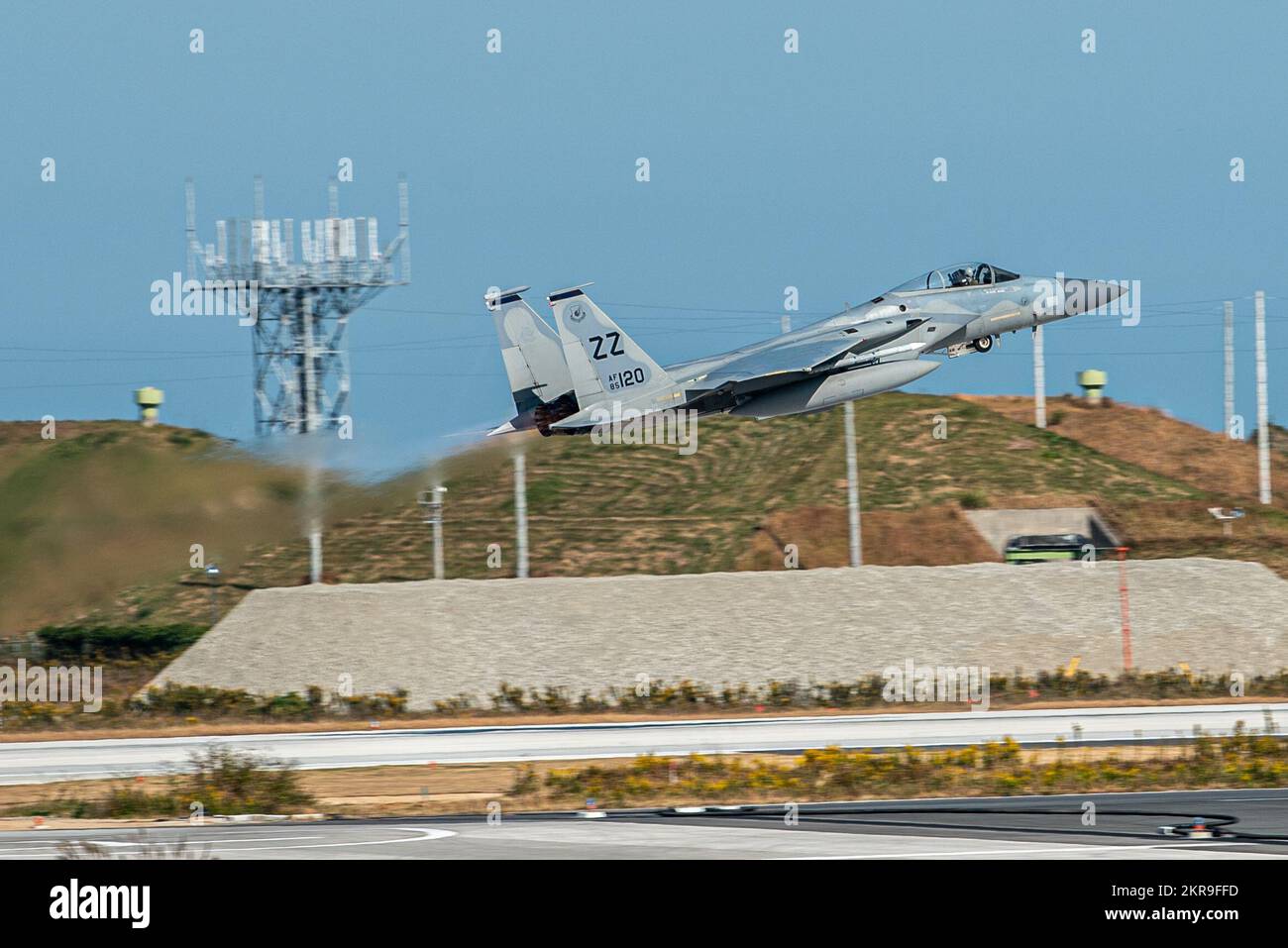 A ÉTATS-UNIS L'aigle F-15C de la Force aérienne affecté à l'escadron de chasseurs 67th prend son envol pendant le programme de réinstallation de l'entraînement aérien à la base aérienne de Tsuiki de la Force d'autodéfense aérienne du Japon, Fukuoka (Japon), le 10 novembre 2022. Le programme de relocalisation de la formation à l'aviation a permis aux forces américaines et de la JASDF de renforcer les relations et de développer la confiance mutuelle, ce qui a finalement permis de renforcer l'Alliance de sécurité entre les États-Unis et le Japon. Banque D'Images