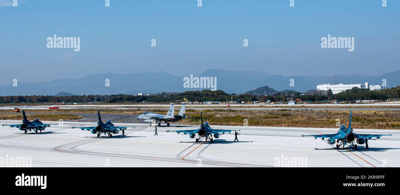 A ÉTATS-UNIS Aigle F-15C de la Force aérienne affecté à l'escadron 67th de chasseurs et F-2s de la Force aérienne du Japon affecté à l'escadron 6th de chasseurs se préparent à décoller pendant le programme de relocalisation de l'entraînement aérien à la base aérienne JASDF Tsuiki, Fukuoka (Japon), le 10 novembre 2022. ATR est le résultat de la feuille de route États-Unis-Japon de mai 2006 pour la mise en œuvre du réalignement, un programme bilatéral visant à accroître la préparation opérationnelle et à améliorer l'interopérabilité. Banque D'Images