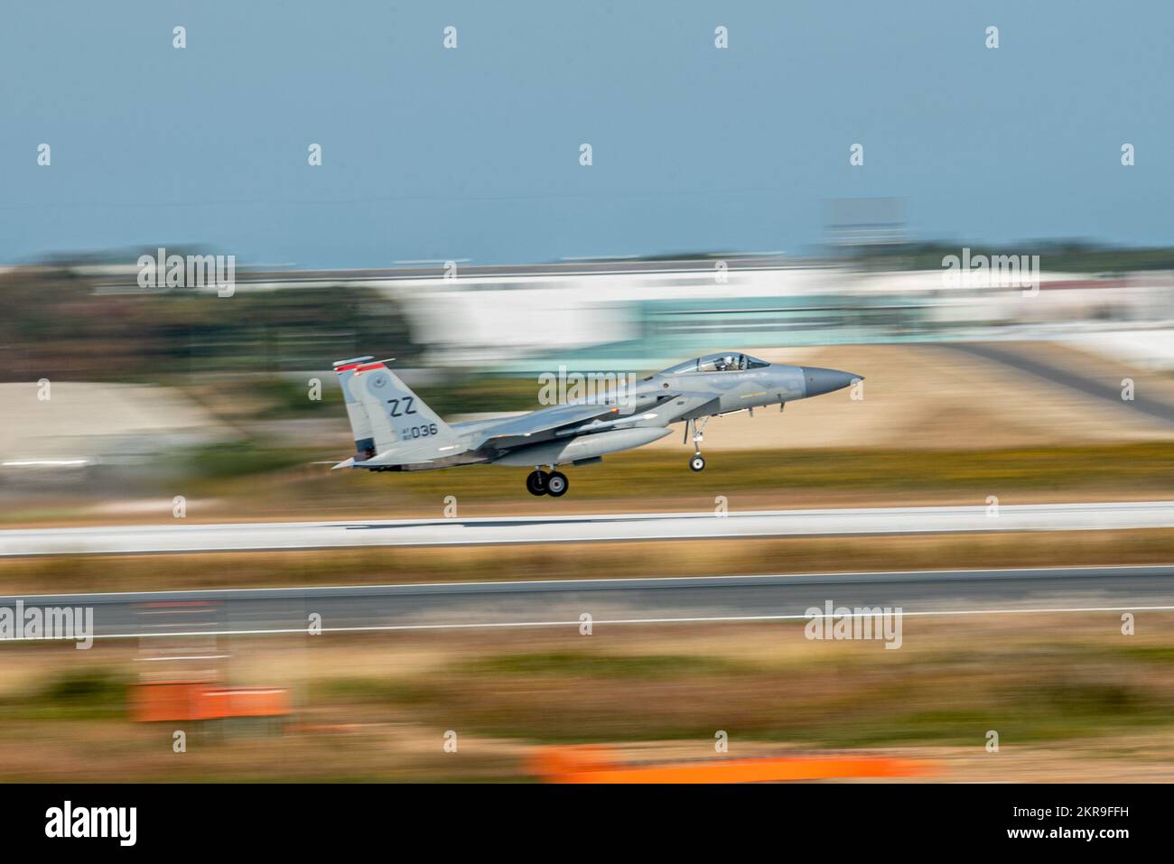 A ÉTATS-UNIS L'aigle F-15C de la Force aérienne affecté à l'escadron de chasseurs 67th prend son envol pendant le programme de réinstallation de l'entraînement aérien à la base aérienne de Tsuiki de la Force d'autodéfense aérienne du Japon, Fukuoka (Japon), le 10 novembre 2022. Le programme de relocalisation de la formation à l'aviation a permis aux forces américaines et de la JASDF de renforcer les relations et de développer la confiance mutuelle, ce qui a finalement permis de renforcer l'Alliance de sécurité entre les États-Unis et le Japon. Banque D'Images