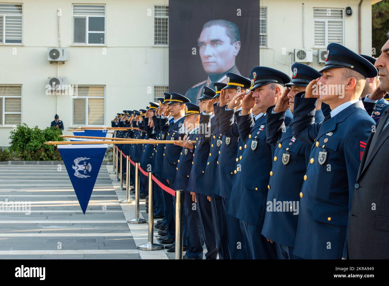 Les aviateurs turcs affectés au commandement de la base de Tanker 10th rendent hommage lors de la cérémonie du jour commémoratif d'Atatürk à la base aérienne d'Incirlik, Türkiye, le 10 novembre 2022. En commémoration du 84th anniversaire de la mort de Mustafa Kemal Atatürk, fondateur et premier président de la République moderne de Türkiye, le commandement de la base de Tanker de 10th et l'aile de la base aérienne de 39th ont rendu hommage à Atatürk. Atatürk est crédité de la naissance et de la modernisation de Türkiye et ses réalisations sont célébrées dans toute la nation. Pendant cette journée de commémoration, tout le pays de Türkiye fait une pause de deux minutes Banque D'Images