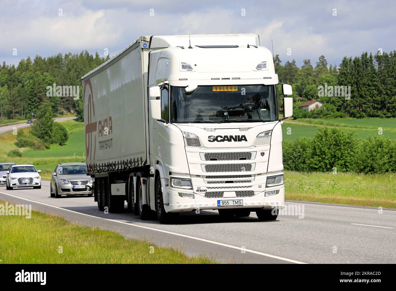 White Scania R500 tire Ahola transport semi-remorque en bordure de trottoir dans la circulation sur l'autoroute 52 en été. Salo, Finlande. 23 juin 2022 Banque D'Images