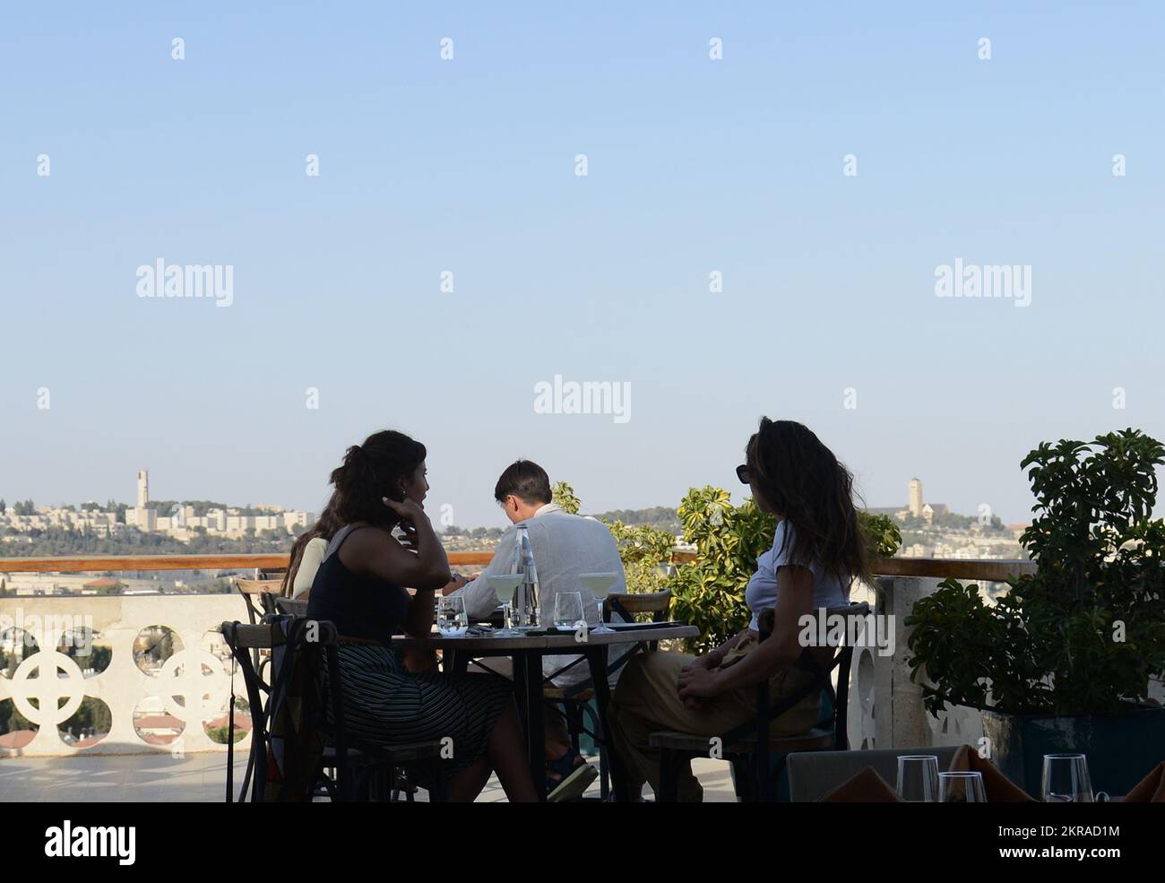 Touriste appréciant la vue sur la ville depuis le restaurant sur le toit du vin et fromage de notre Dame de Jérusalem. Jérusalem, Israël. Banque D'Images