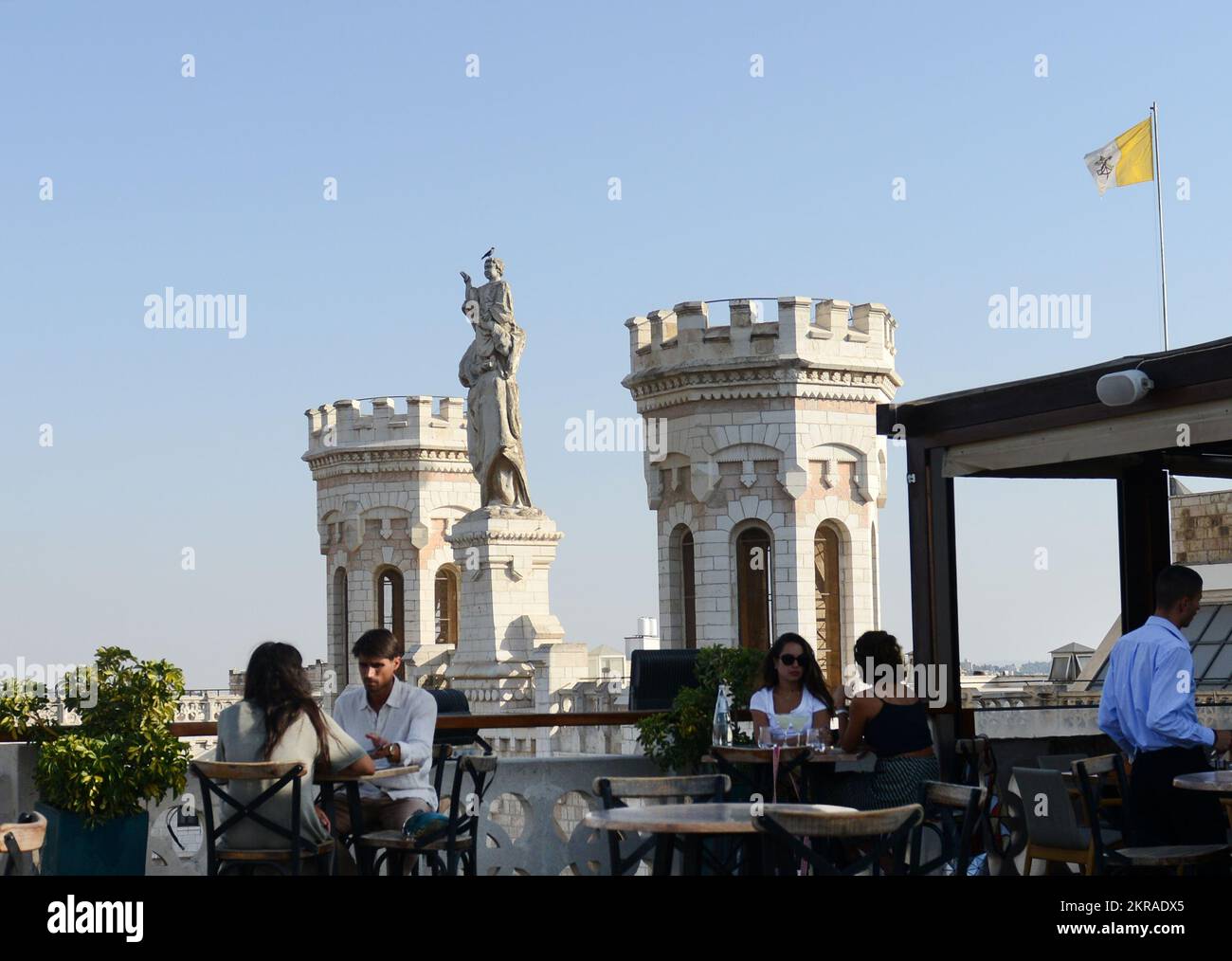 Sirotez des cocktails au restaurant Cheese & Wine situé sur le toit de l'hôtel notre Dame de Jérusalem. Banque D'Images