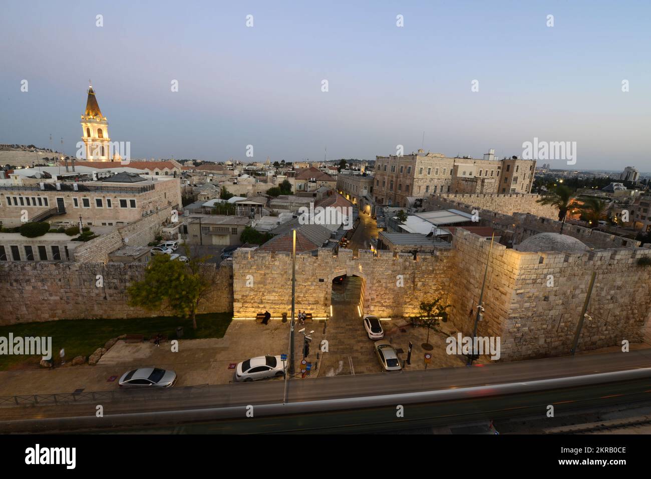 Tour de l'horloge du monastère de Saint Sauveur dans le quartier chrétien de la vieille ville de Jérusalem. Banque D'Images