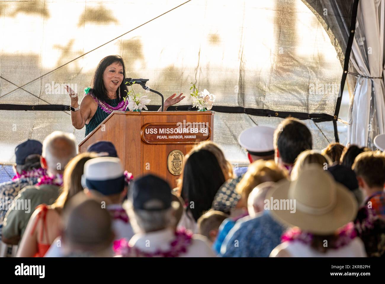 221111-N-OT701-1353 BASE CONJOINTE PEARL HARBOUR-HICKAM (11 novembre 2022) Jennifer Sabas, directrice de l'Institut Daniel K. Inouye, parle lors d'une cérémonie de la fête des anciens combattants à bord du cuirassé USS Missouri (BB 63). L'USS Missouri Memorial Association a accueilli la cérémonie du coucher du soleil de la fête des anciens combattants en l'honneur du 160th anniversaire de la Médaille d'honneur et de l'héritage du regretté sénateur Daniel K. Inouye. Banque D'Images