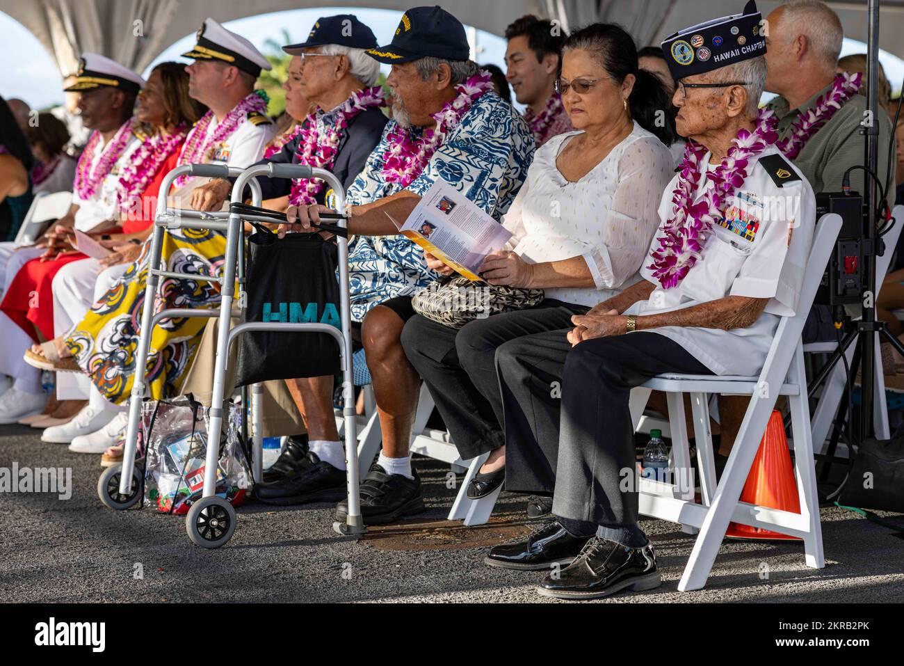 221111-N-OT701-1065 BASE CONJOINTE PEARL HARBOR-HICKAM (11 novembre 2022) les anciens combattants, les membres actifs du service et les membres de la communauté assistent à une cérémonie de la Journée des anciens combattants à bord du cuirassé USS Missouri (BB 63). L'USS Missouri Memorial Association a accueilli la cérémonie du coucher du soleil de la fête des anciens combattants en l'honneur du 160th anniversaire de la Médaille d'honneur et de l'héritage du regretté sénateur Daniel K. Inouye. Banque D'Images