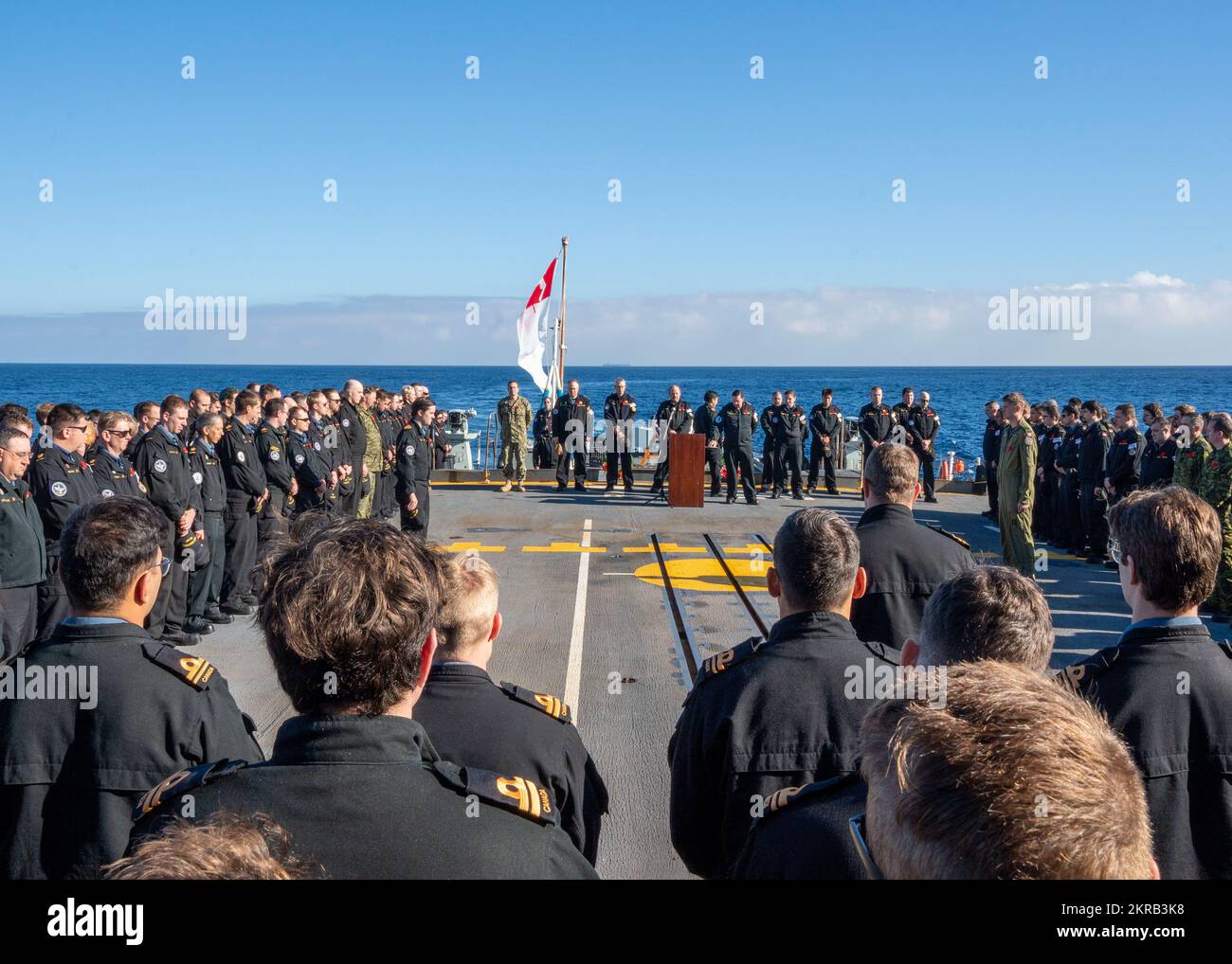 OCÉAN ATLANTIQUE (le 11 novembre 2022) le sous-ministre adjoint canadien David Patchell, vice-commandant de la flotte américaine 2nd, assiste à une cérémonie du jour du souvenir du Canada à l'occasion de la frégate de classe Halifax NCSM Montréal (FFH 336), le 11 novembre. Le Montréal est rattaché au groupe de grève des transporteurs Gerald R. Ford qui est déployé dans l'océan Atlantique, menant des activités d'entraînement et des opérations aux côtés des alliés et des partenaires de l'OTAN afin d'améliorer l'intégration pour les opérations futures et de faire la démonstration des États-Unis L'engagement de la Marine à l'égard d'une région de l'Atlantique pacifique, stable et exempte de conflits. Banque D'Images