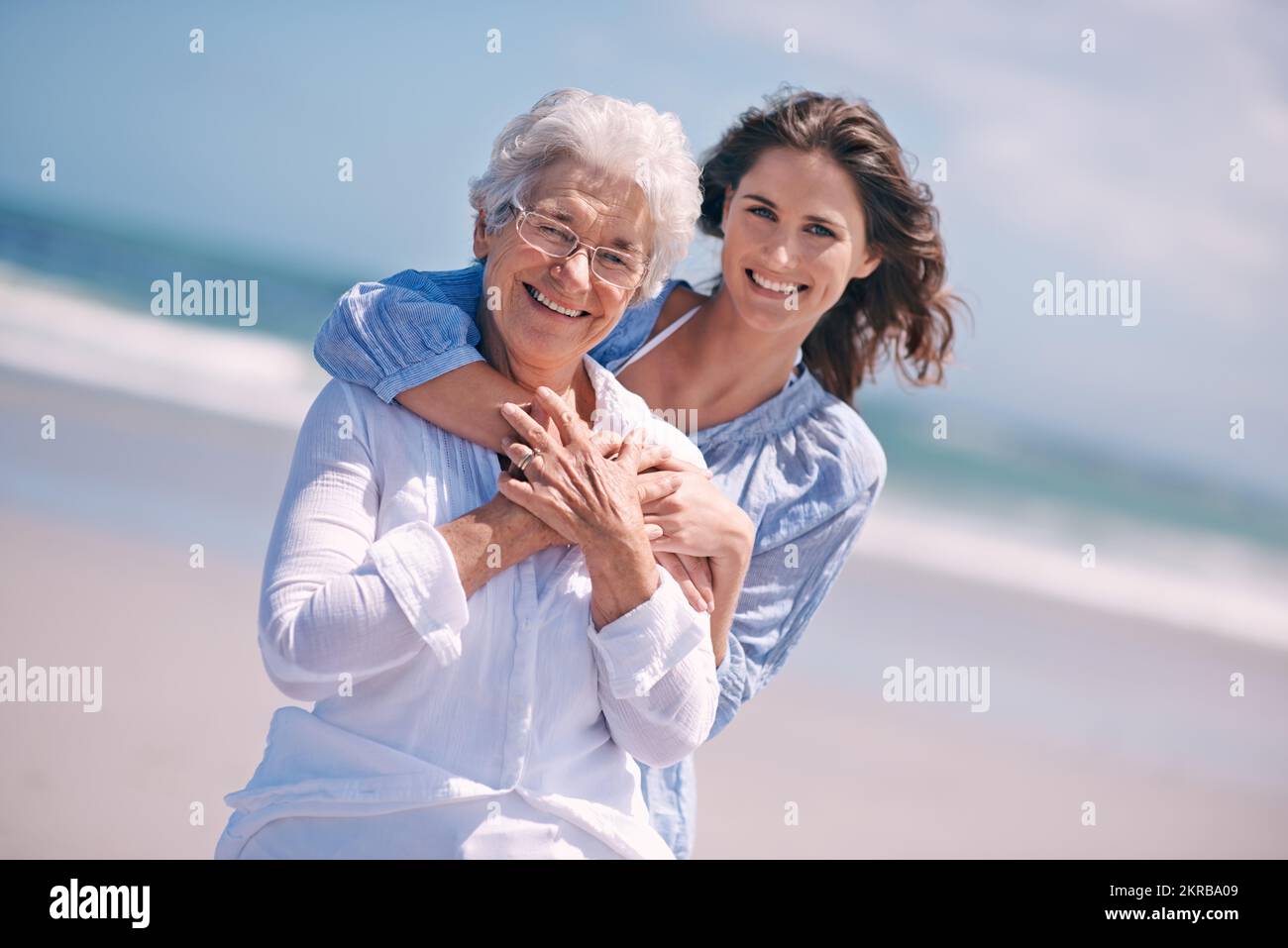 L'amour inestimable entre une mère et une fille. une belle jeune femme et sa mère âgée sur la plage. Banque D'Images