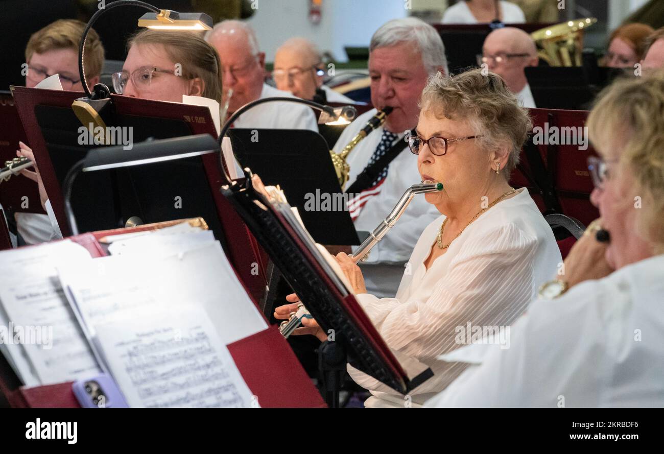 Un membre de la bande communautaire de Milford, Milford, Delaware, joue la flûte lors d'une représentation de la fête des anciens combattants au Air Mobility Command Museum, Dover Air Force base, Delaware, le 11 novembre 2022. Le groupe a joué une variété de chansons patriotiques ainsi que quelques titres populaires qui ont divertis des générations d'Américains. Banque D'Images Un membre de la bande communautaire de Milford, Milford, Delaware, joue la flûte lors d'une représentation de la fête des anciens combattants au Air Mobility Command Museum, Dover Air Force base, Delaware, le 11 novembre 2022. Le groupe a joué une variété de chansons patriotiques ainsi que quelques titres populaires qui ont divertis des générations d'Américains. Banque D'Images