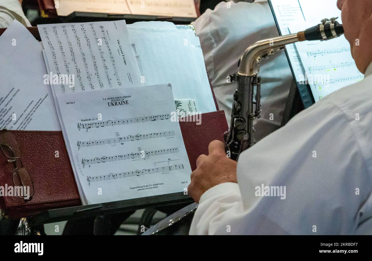 Un membre de la bande communautaire de Milford, Milford, Delaware, joue l'hymne national ukrainien lors d'une représentation de la Journée des anciens combattants au Air Mobility Command Museum, Dover Air Force base, Delaware, le 11 novembre 2022. Le groupe a joué une grande variété de chansons patriotiques ainsi que quelques titres populaires qui ont divertis des générations d'Américains. Banque D'Images Un membre de la bande communautaire de Milford, Milford, Delaware, joue l'hymne national ukrainien lors d'une représentation de la Journée des anciens combattants au Air Mobility Command Museum, Dover Air Force base, Delaware, le 11 novembre 2022. Le groupe a joué une grande variété de chansons patriotiques ainsi que quelques titres populaires qui ont divertis des générations d'Américains. Banque D'Images