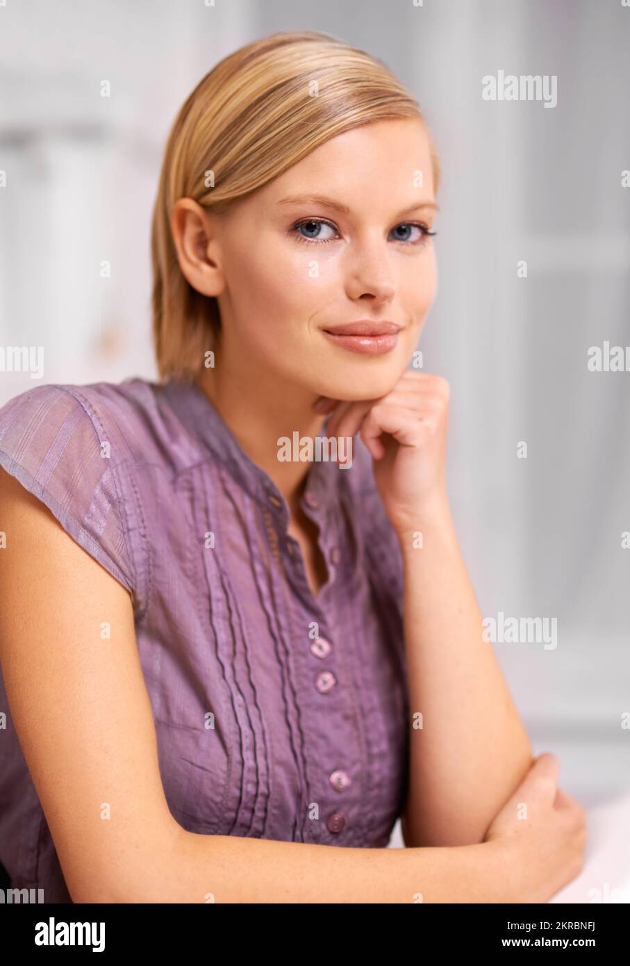 Elle n'a pas été mise en route le premier jour. Portrait d'une jeune femme attrayante assise à un bureau. Banque D'Images